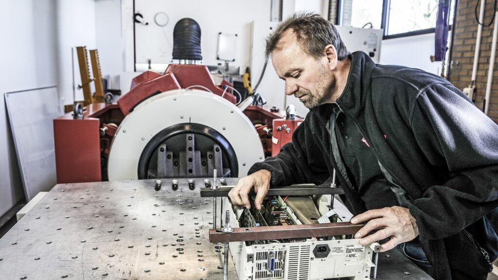 با تست قطعات مکانیکی و تجهیزات صنعتی آشنا شوید